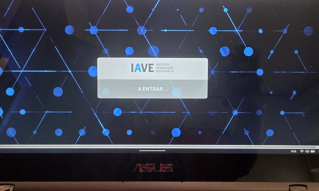 Ecrã da plataforma IAVE preso em 'A entrar...'